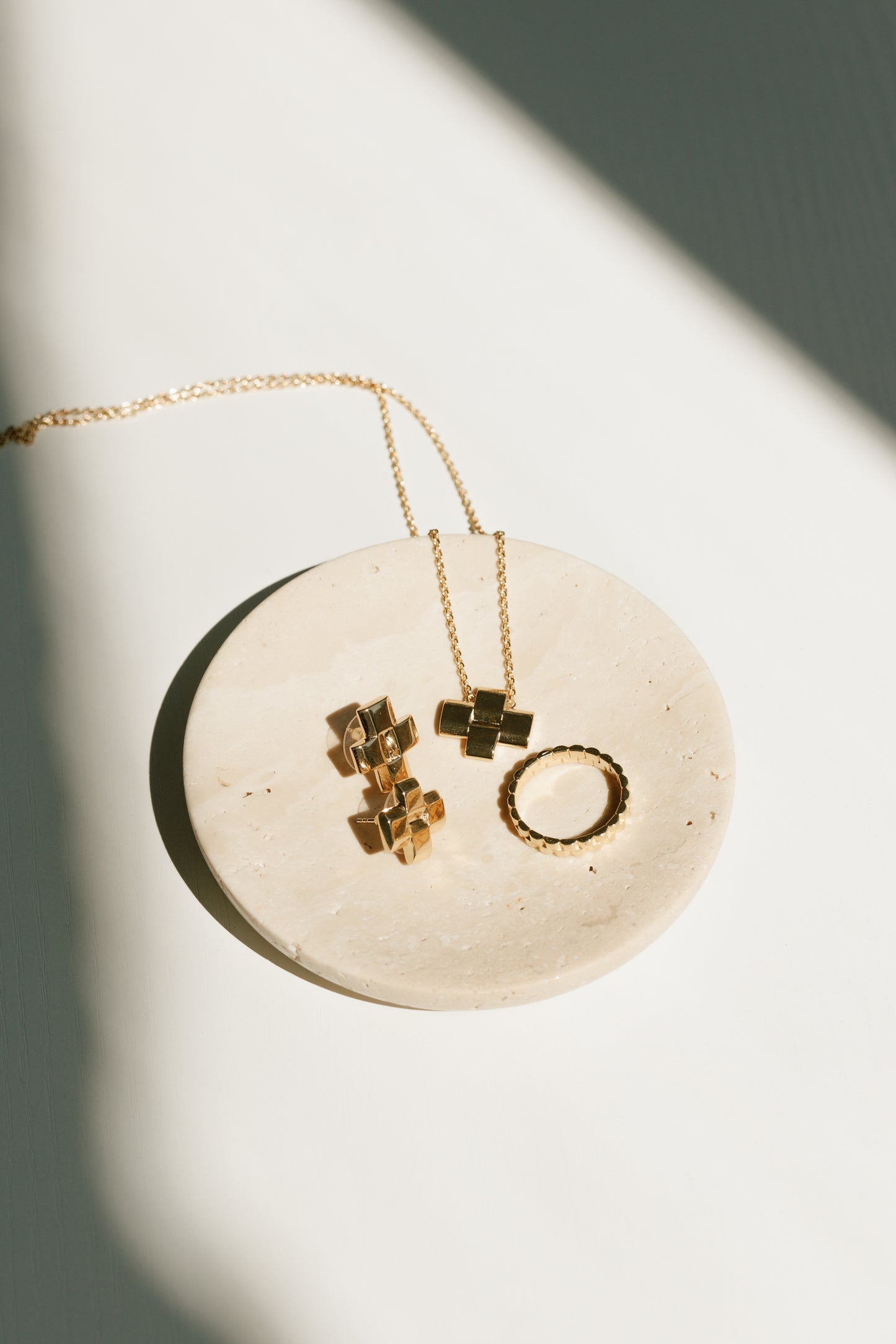 Reina Pendant Necklace